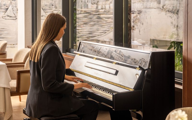 Breakfast & Live Piano